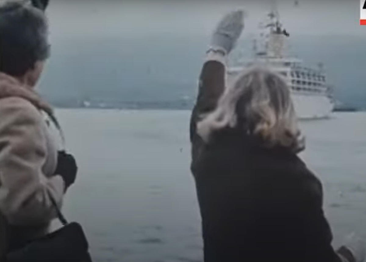 Phong tục này phổ biến ở những người nhập cư rời châu Âu đến châu Mỹ, nhiều người trong số họ biết rằng, họ có thể sẽ phải nói lời tạm biệt mãi mãi với gia đình. Các thế hệ sau đã thay sợi len bằng những dải ruy băng. Ảnh: @British Movietone.