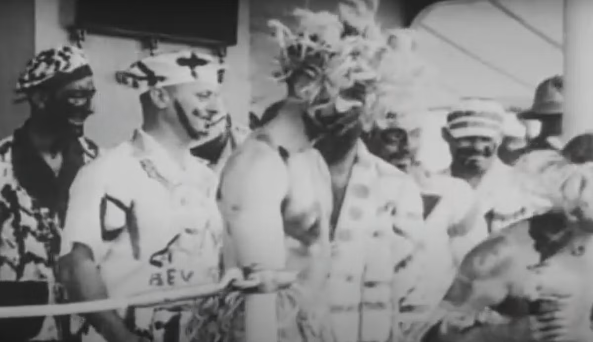 Đây là một phong tục hào nhoáng và thường hỗn loạn trên nhiều con tàu xuyên Đại Tây Dương. Nghi lễ này biến con tàu thành sân khấu cho những trò hề độc đáo. Ảnh: @Nuclear Vault.