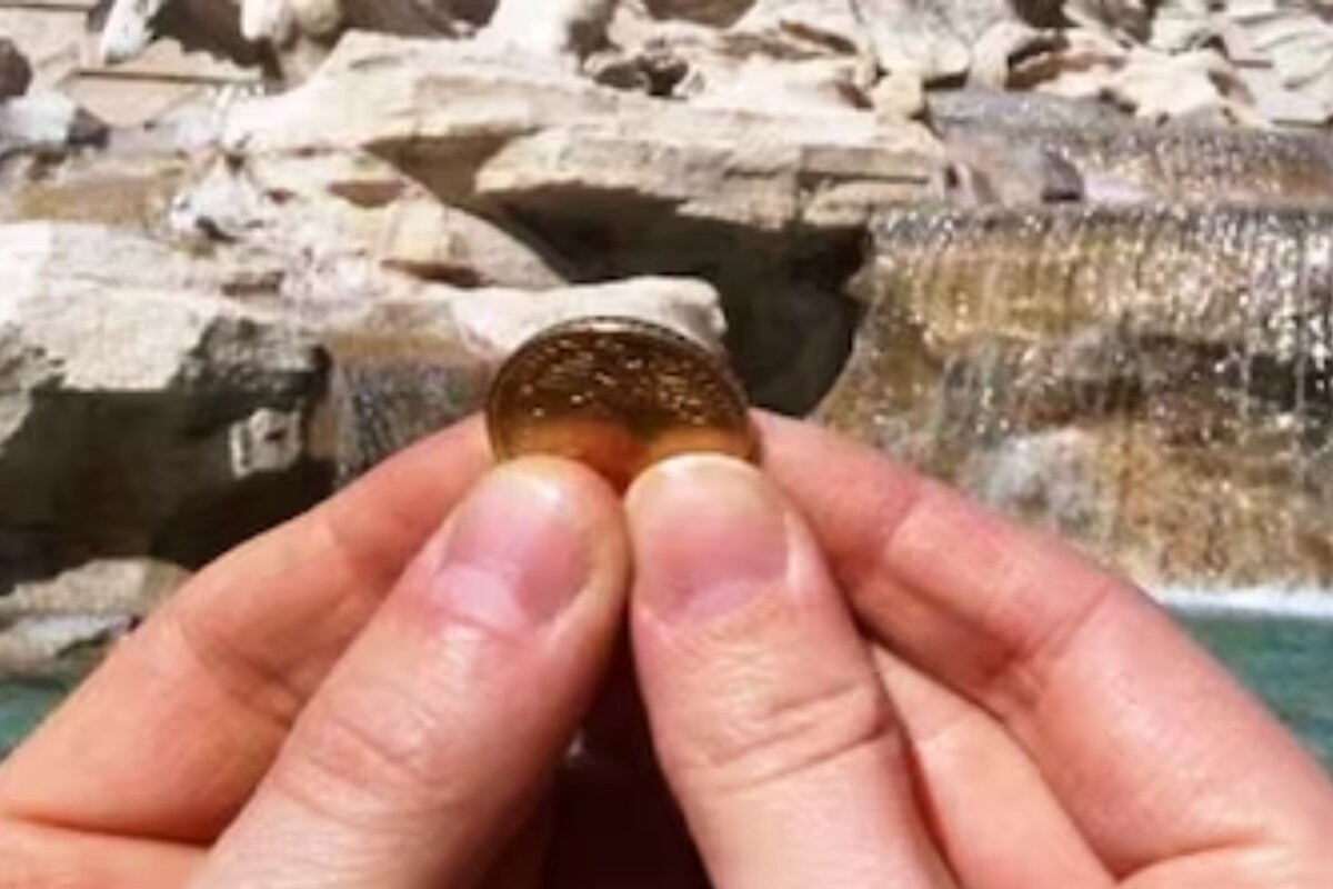 Phong tục này bắt nguồn từ niềm tin cổ xưa cho rằng, việc dâng lễ vật cho các vị thần của đại dương - như Neptune hoặc Poseidon - có thể đảm bảo vùng nước lặng và chuyến đi an toàn hơn. Ảnh minh họa: @news18.