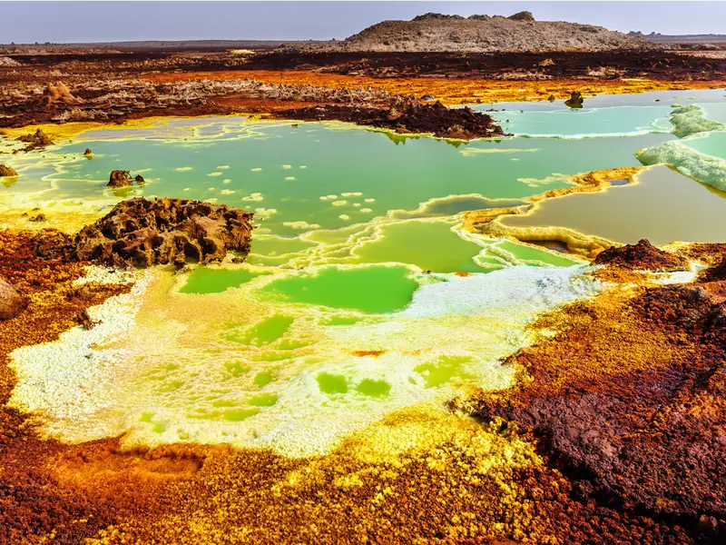 Nằm ở Tam giác Afar, vùng trũng Danakil của Ethiopia rải rác hồ dung nham nổ lách tách, suối nước nóng màu neon, bãi muối lấp lánh, nhiều hồ trong khu vực chứa đầy axit. Ảnh: @Shutterstock.