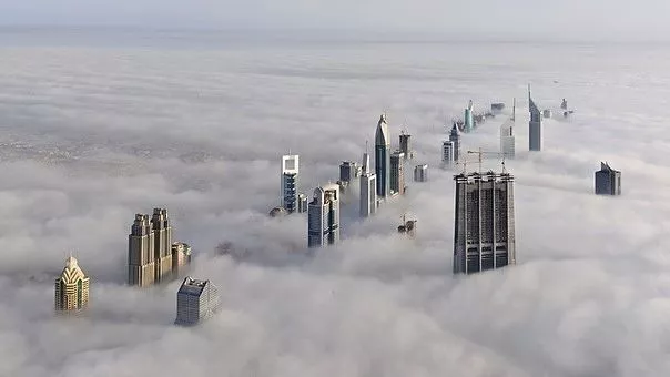 Quang cảnh các tòa nhà chọc trời ở Dubai cao qua khỏi tầng mây, có tòa cao tới 163 tầng. Điều đáng kinh ngạc là hình ảnh này được chụp từ đỉnh của một tòa nhà cao nhất trong vực. Ảnh: @depositphotos.