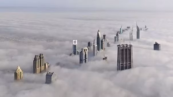 Quang cảnh các tòa nhà chọc trời ở Dubai cao qua khỏi tầng mây, có tòa cao tới 163 tầng. Điều đáng kinh ngạc là hình ảnh này được chụp từ đỉnh của một tòa nhà cao nhất trong vực. Ảnh: @depositphotos.