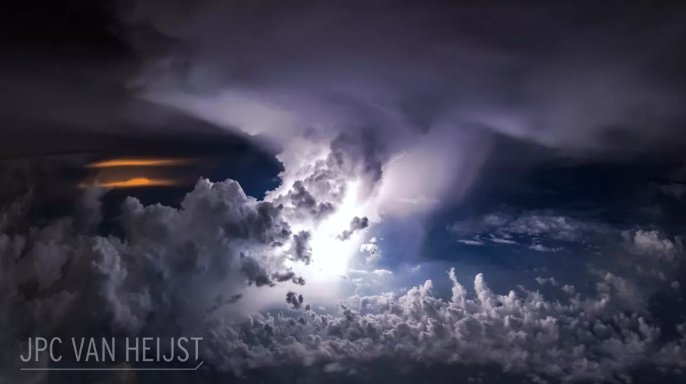 Christiaan van Heijst đã chụp được hình ảnh khoảnh khắc mắt bão từ độ cao 9.753m trên không. Chắc chắn đó không phải là thứ mà bạn có thể thấy hàng ngày! Ảnh: @depositphotos.