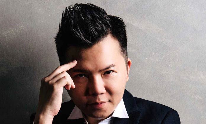 Zheng Bojian (Dato Anthony Cheng) là một doanh nhân nổi tiếng tại Malaysia, cũng đồng thời là một nhà tiên tri được cư dân mạng ca tụng. Ông đã đưa ra các dự đoán về năm 2020, sau đó chúng đều ứng nghiệm. 