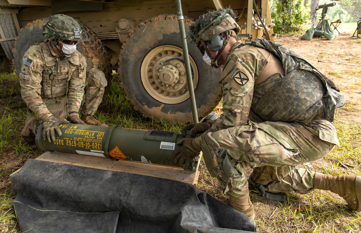 Các cánh lướt gấp của M982 Excalibur mở rộng tầm bắn, đầu đạn của nó nặng khoảng 22 kg, có thể được cấu hình để kích nổ điểm, kích nổ chậm tùy vào các mục tiêu tấn công khác nhau. Ảnh: @U.S. Army Acquisition Support Center.