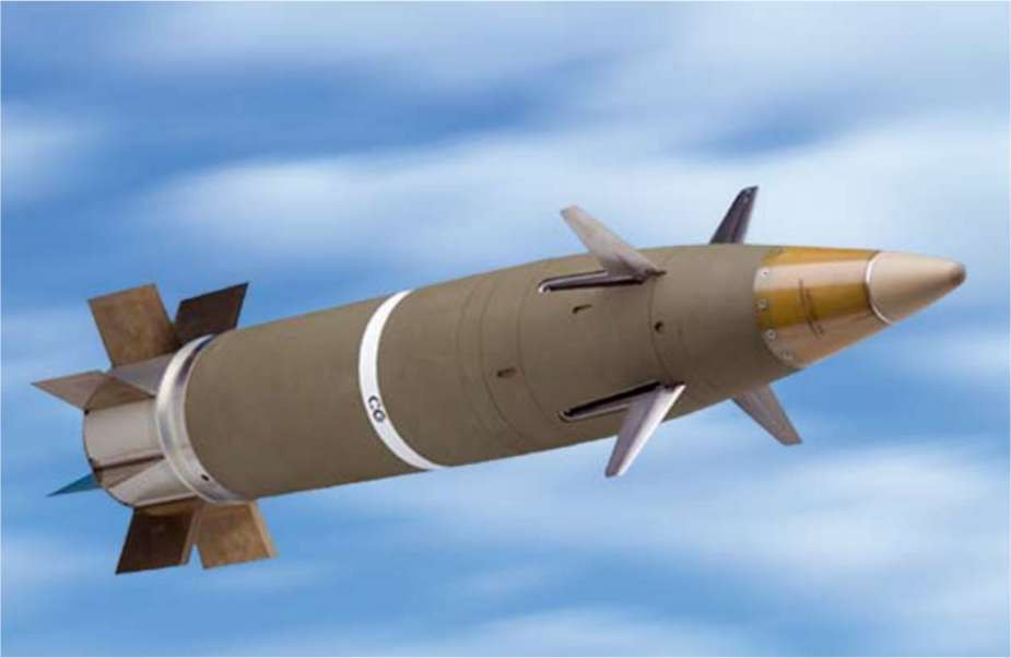 Đạn pháo này sử dụng sự kết hợp giữa Hệ thống dẫn đường quán tính (Inertial Navigation System – INS) và GPS để tấn công mục tiêu, với sai số xảy ra dưới 4 mét. Khả năng này giúp nó tấn công các vị trí mục tiêu, boongke hoặc xe quân sự của đối phương. Ảnh: @Army Recognition.