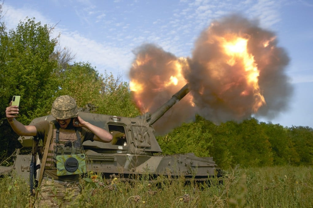 Trong khi đạn pháo công nghệ cao M982 Excalibur từng được ca ngợi vì độ chính xác tuyệt đối, giờ đây nhận định mới của Yegor Chernev, Phó Chủ tịch Ủy ban An ninh của Verkhovna Rada tiếp tục cho thấy, cuộc chạy đua vũ trang công nghệ có thể định hình lại cách một số quân đội trên thế giới thiết kế, và triển khai các loại đạn dược dẫn đường. Ảnh: @South China Morning Post.