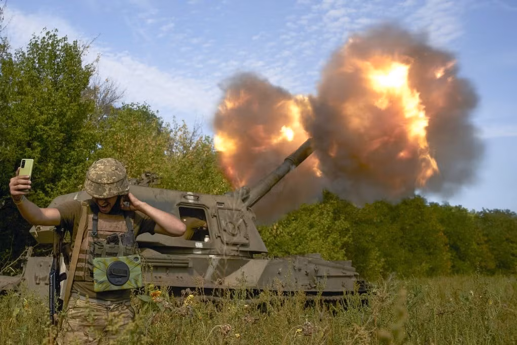 Trong khi đạn pháo công nghệ cao M982 Excalibur từng được ca ngợi vì độ chính xác tuyệt đối, giờ đây nhận định mới của Yegor Chernev, Phó Chủ tịch Ủy ban An ninh của Verkhovna Rada tiếp tục cho thấy, cuộc chạy đua vũ trang công nghệ có thể định hình lại cách một số quân đội trên thế giới thiết kế, và triển khai các loại đạn dược dẫn đường. Ảnh: @South China Morning Post.