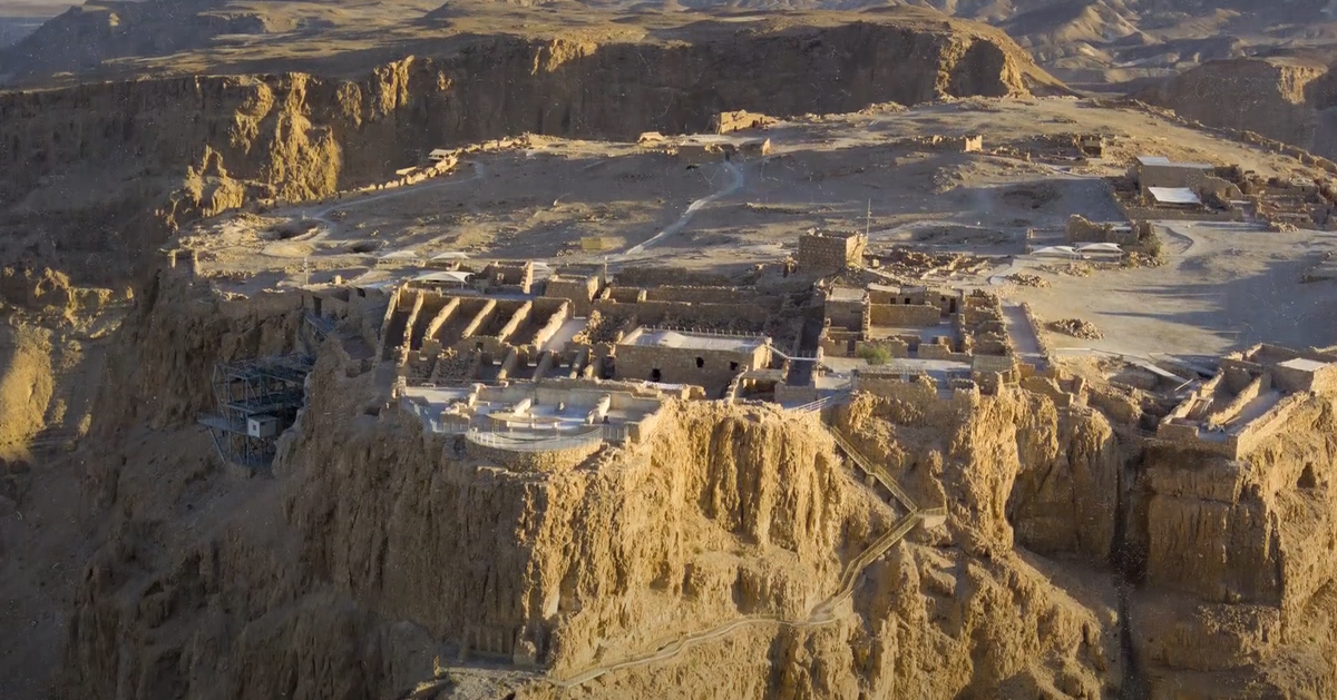 Hadrian khăng khăng đòi gặp, nhưng khi chưa được tiếp xúc trực tiếp thì từ khoảng cách gần 6,4 km, tiếng gầm của con sư tử siêu to đã vang lên. Kết quả là, tất cả phụ nữ mang thai trong khu vực đều bị sảy thai, các bức tường của thành phố bị sụp đổ. Ảnh: @Unpacked.