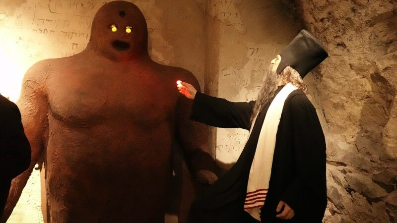 Một trong những câu chuyện nổi tiếng nhất của Judah Loew ben Bezalel vào thế kỷ 16 đó là, ông ấy đã tạo ra một Golem để bảo vệ khu ổ chuột Prague khỏi các cuộc tấn công và tàn sát của những kẻ thù. Ảnh: @Global Voices.