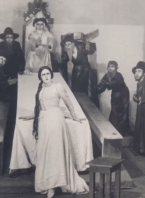 Dybbuk khá phổ biến trong phim ảnh, bao gồm bộ phim kinh điển tiếng Yiddish The Dybbuk (1937, Michał Waszyński) và bộ phim gần đây hơn là A Serious Man (2009, Joel và Ethan Cohen).Ảnh: @Wikipedia.