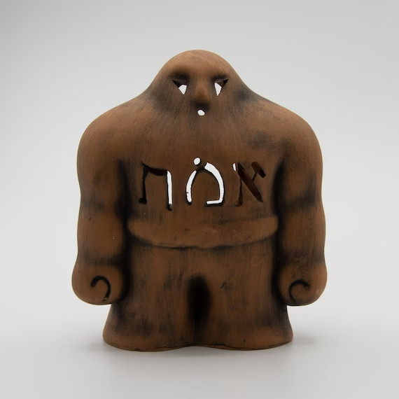 Vào thời Trung cổ, các học giả đã nghiên cứu văn bản của Sefer Yezirah, trong đó có hướng dẫn về cách tạo ra một Golem. Hầu hết các kiến thức về hướng dẫn đều liên quan đến việc sử dụng đất bùn hoặc đất sét để tạo hình Golem, sau đó sử dụng ma thuật để làm cho nó trở nên sống động, linh nghiệm. Ảnh: @Global Voices.