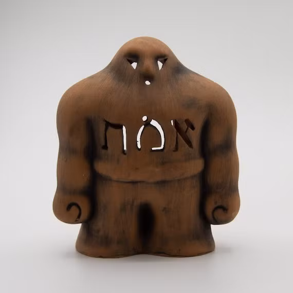 Vào thời Trung cổ, các học giả đã nghiên cứu văn bản của Sefer Yezirah, trong đó có hướng dẫn về cách tạo ra một Golem. Hầu hết các kiến thức về hướng dẫn đều liên quan đến việc sử dụng đất bùn hoặc đất sét để tạo hình Golem, sau đó sử dụng ma thuật để làm cho nó trở nên sống động, linh nghiệm. Ảnh: @Global Voices.