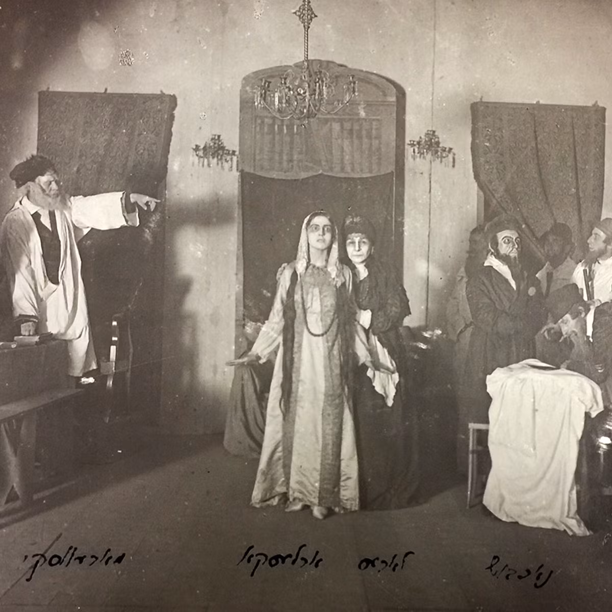 Những cá nhân, thường là phụ nữ, mắc chứng rối loạn thần kinh được đưa đến một giáo sĩ Do Thái, truyền thuyết kể lại rằng, người này có thể trục xuất dybbuk ra khỏi cơ thể nạn nhân thông qua một cuộc trừ tà. Ảnh: @YIVO Institute.