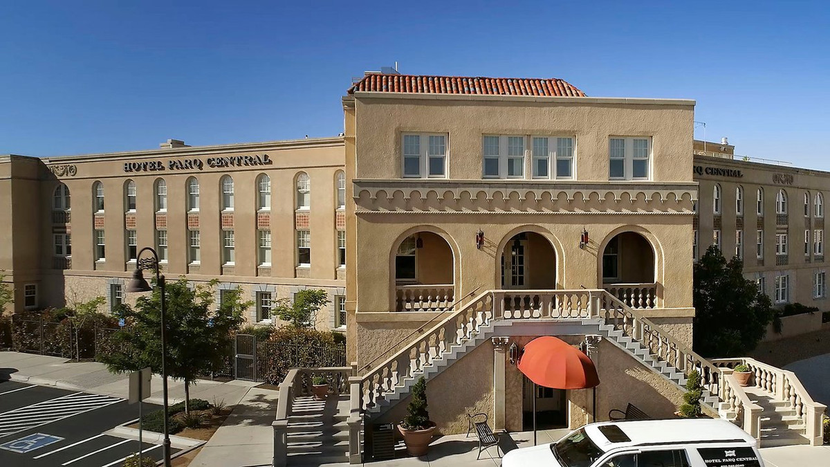 Khách sạn Parq Central, tọa lạc tại trung tâm thành phố Albuquerque, New Mexico, là một khách sạn lịch sử được phục hồi tuyệt đẹp, mang đến sự kết hợp độc đáo giữa sự sang trọng và nét thanh lịch. Ảnh: @hotelparqcentral.