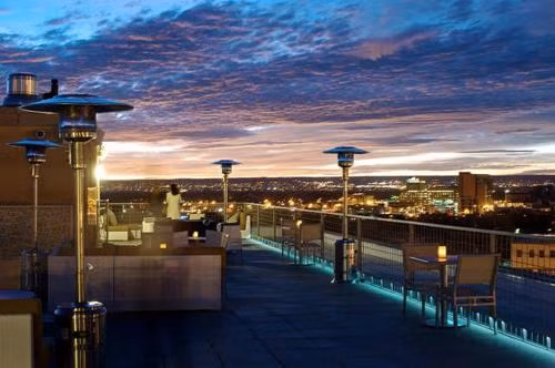 Nhiều du khách đã báo cáo nhìn thấy một người phụ nữ mặc đồng phục y tá đi bộ trên hành lang, chỉ biến mất khi có người đến gần. Một số người tin rằng, vị khách ma này là linh hồn của một y tá đã làm việc, khi nơi này từng được sử dụng làm bệnh viện trong Thế chiến II. Ảnh: @hotelparqcentral.