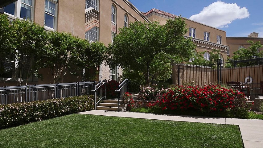 Tại khách sạn Parq Central, nhân viên cũng báo cáo nhìn thấy bóng ma của một người đàn ông mặc vest đi lang thang trong hành lang, và thậm chí xuất hiện trong phòng khách. Một số người đã báo cáo việc cảm thấy bất an, hoặc cảm giác như bị theo dõi, khi ở một số khu vực nhất định trong khách sạn. Ảnh:@hotelparqcentral.