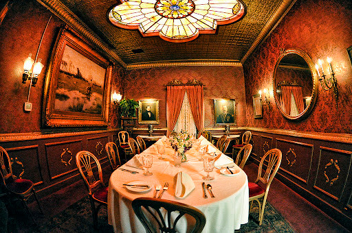 Một số người cho rằng, lịch sử của nhà hàng không chỉ giới hạn ở thực đơn truyền thống lâu đời, mà còn đi kèm với những hiện tượng ma quái. Ảnh: @Double Eagle.