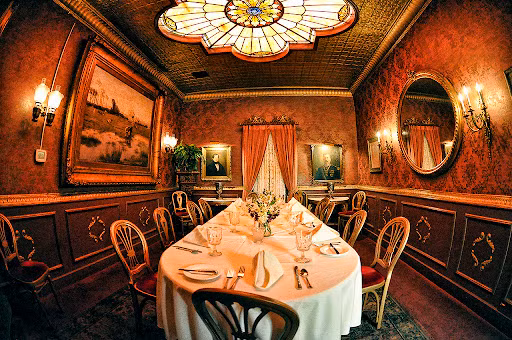 Một số người cho rằng, lịch sử của nhà hàng không chỉ giới hạn ở thực đơn truyền thống lâu đời, mà còn đi kèm với những hiện tượng ma quái. Ảnh: @Double Eagle.