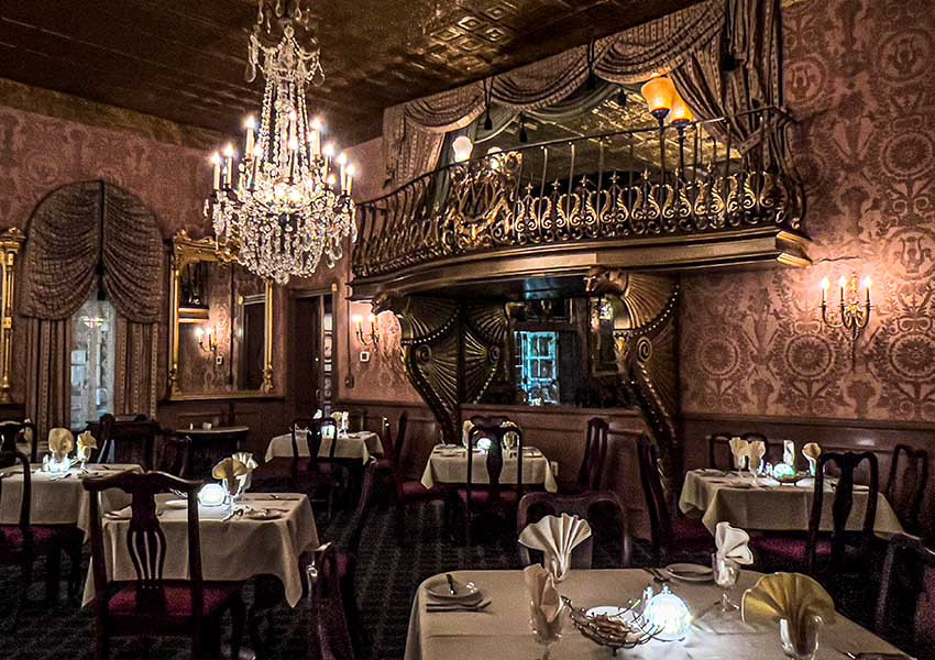 Theo một số người thì linh hồn của cặp đôi bị sát hại vẫn còn quanh quẩn trong nhà hàng. Nhiều thực khách và nhân viên đã báo cáo những sự việc kỳ lạ không thể giải thích được tại Double Eagle, khiến một số người tin rằng, linh hồn của cặp đôi bị sát hại vẫn ám ảnh nơi đây. Ảnh: @hauntedhouses.