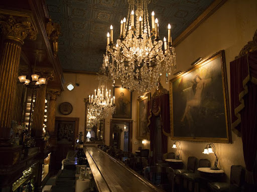 Người ta nói rằng, nhà hàng được xây dựng trên địa điểm của một vụ giết người kép bi thảm xảy ra từ nhiều năm trước. Theo lời kể địa phương, một cặp đôi đã bị đâm chết dã man ngay tại nơi nhà hàng hiện tọa lạc. Ảnh: @Double Eagle.