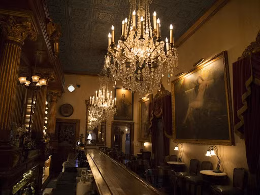 Người ta nói rằng, nhà hàng được xây dựng trên địa điểm của một vụ giết người kép bi thảm xảy ra từ nhiều năm trước. Theo lời kể địa phương, một cặp đôi đã bị đâm chết dã man ngay tại nơi nhà hàng hiện tọa lạc. Ảnh: @Double Eagle.