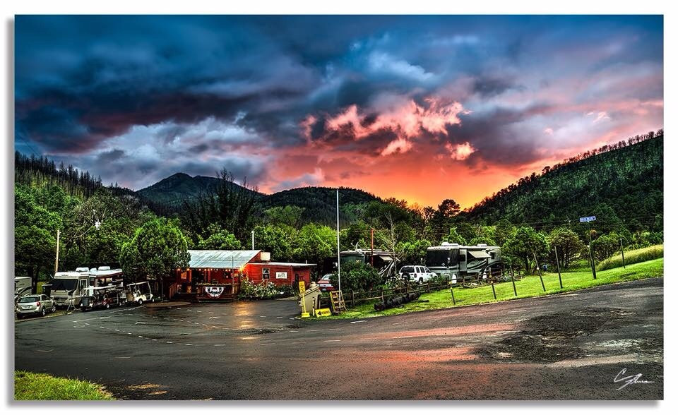 Những lời đồn về quá khứ đen tối đã ám ảnh khu cắm trại RV nằm trong Rừng Quốc gia Santa Fe từ lâu. Lịch sử cho thấy, vào cuối thế kỷ 17, một linh mục đã đến và tàn bạo giết chết những cư dân người Mỹ bản địa trên vùng đất này. Ảnh: @bonitohollow.