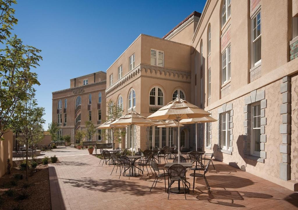 Nhiều du khách và nhân viên đã báo cáo về những sự việc kỳ lạ không thể giải thích được, khiến một số người tin rằng, khách sạn này đã bị ma ám. Một trong những trải nghiệm ma quái thường được báo cáo nhất tại Khách sạn Parq Central là sự hiện diện của một y tá ma. Ảnh: @hotelparqcentral.