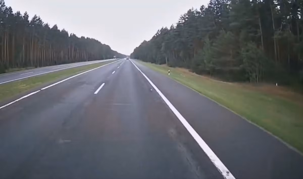 Vào giữa năm 2023, một chiếc trực thăng Mi-24 của không quân Ukraine trong khi bay tầm thấp đã lao xuống đường cao tốc Minsk-Brest ở Belarus, sau khi nó đâm phải đường dây điện. Ảnh: @Fighterbomber.