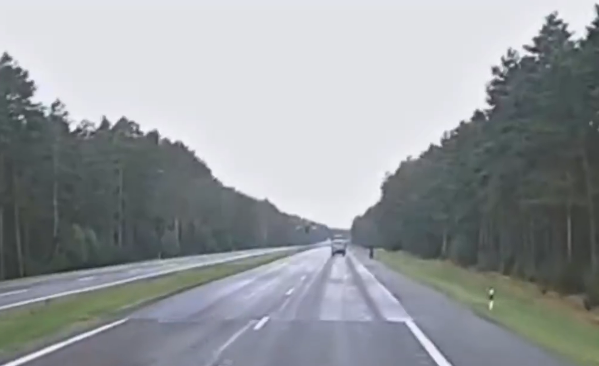 Hơn nữa, tình trạng mất lực nâng khí động học cũng xuất hiện do luồng khí bị gián đoạn. Khi cánh quạt của trực thăng gặp nhiễu loạn hoặc mất lực nâng (thường là do các thao tác đột ngột, hoặc chịu tác động bên ngoài như va vào vật thể) thì máy bay trở nên không thể kiểm soát được. Ảnh: @Wikipedia.