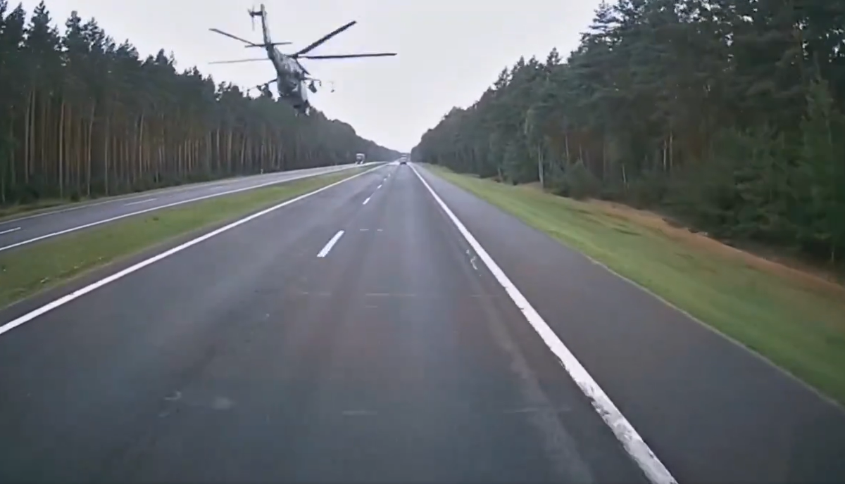 Vốn dĩ, bay tầm thấp là chiến thuật phổ biến của trực thăng, được sử dụng để tránh bị radar quan sát. Tuy nhiên, nó đòi hỏi độ chính xác cao, và người lái phải nhận diện, kiểm soát tình huống thật nhanh, nhạy, chuẩn xác, đặc biệt là ở những khu vực có cơ sở hạ tầng dày đặc. Ảnh: @Fighterbomber.