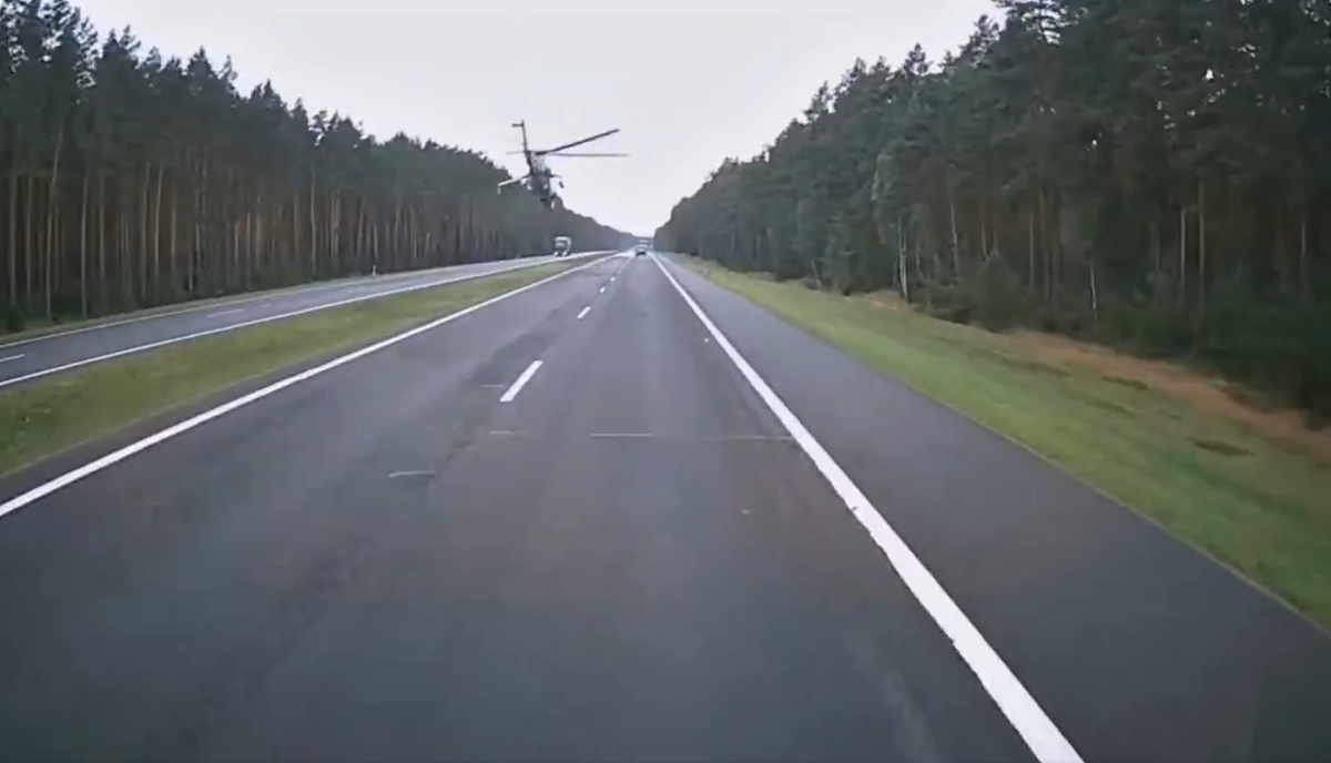 Đoạn clip này cho thấy, phi hành đoàn Mi-24 nhận thấy chướng ngại vật quá muộn, đâm vào đường dây điện, dẫn đến tình trạng chết máy khí động học và mắc thêm một loạt lỗi khác, cuối cùng dẫn đến tai nạn thảm khốc. Ảnh: @Fighterbomber.