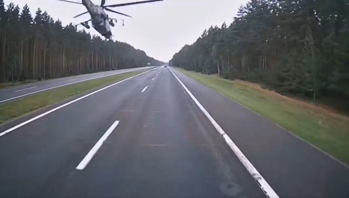 Đoạn clip được kênh Telegram Fighterbomber chia sẻ lại vào ngày 17/4/2025, ghi lại khoảnh khắc phi hành đoàn của Mi-24 chạm trán với đường dây điện cao thế trong chuyến bay tầm thấp. Ảnh: @Fighterbomber.