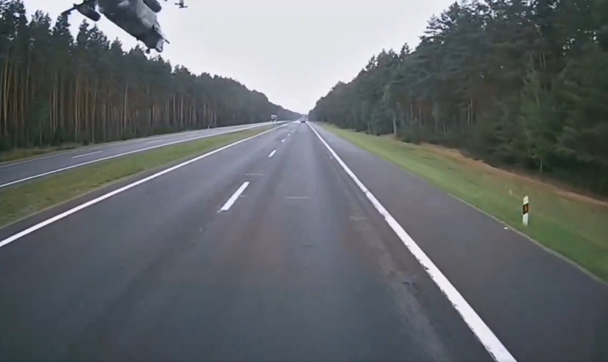 Fighterbomber, một kênh có mối quan hệ nổi tiếng với giới hàng không quân sự, đã cung cấp cái nhìn thoáng qua về thảm kịch này. Sau sự cố này, họ cũng đặt ra câu hỏi về những rủi ro, khi dựa vào công nghệ đã có từ nhiều thập kỷ trước. Ảnh: @Fighterbomber.