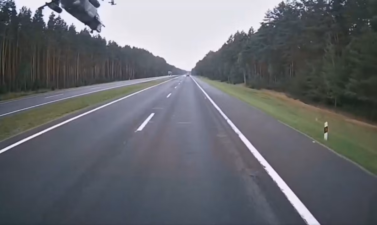 Fighterbomber, một kênh có mối quan hệ nổi tiếng với giới hàng không quân sự, đã cung cấp cái nhìn thoáng qua về thảm kịch này. Sau sự cố này, họ cũng đặt ra câu hỏi về những rủi ro, khi dựa vào công nghệ đã có từ nhiều thập kỷ trước. Ảnh: @Fighterbomber.