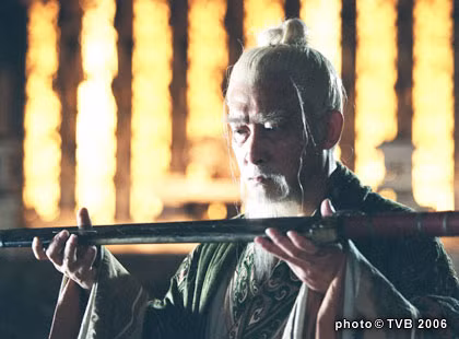 Sau khi giết chết Ngũ Tử Tư, Ngô Vương dùng da chim Si Di để làm túi bọc thi thể của Ngũ Tử Tư rồi ném xuống sông. Phạm Lãi cho rằng khi giúp Câu Tiễn phục quốc, bản thân cũng đã nhiều lần dâng sớ can gián, có thể đã đắc tội với Câu Tiễn. Nay nước Ngô đã bị tiêu diệt, rất có thể Câu Tiễn sẽ thanh trừng mình giống như Ngô Vương giết chết công thần Ngũ Tử Tư. Trong cuốn sách của Tư Mã Thiên tuy nhắc đến Phạm Lãi mà không hề nhắc đến kết cục của Tây Thi. Tạo hình Ngũ Tử Tư trên phim. Ảnh: quanghon77.violet.vn.