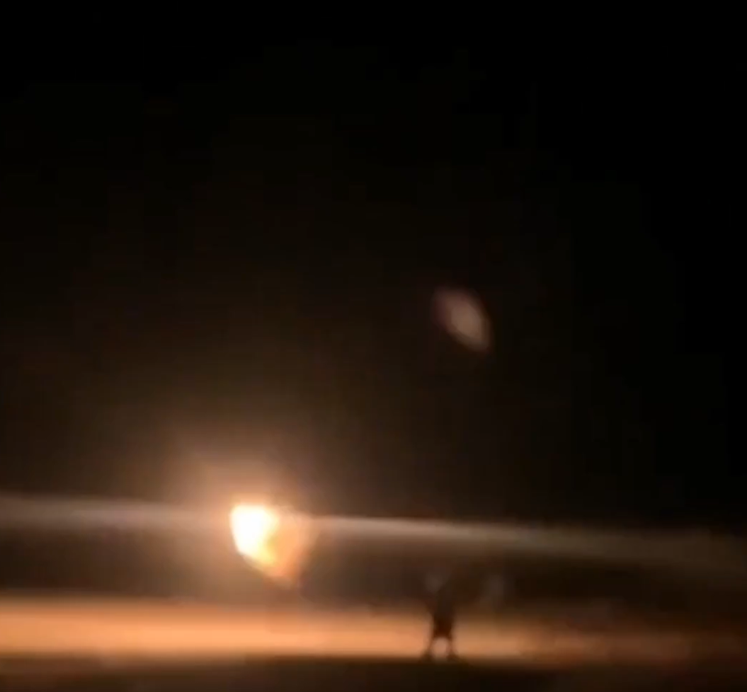 Đoạn clip đã ghi lại khoảnh khắc một người lính Ukraine, vận hành hệ thống phòng không di động 9K38 Igla đã có từ nhiều thập kỷ trước để đánh chặn tên lửa hành trình Kh-101 bay thấp của Nga. Ảnh: @Osinttechnical.