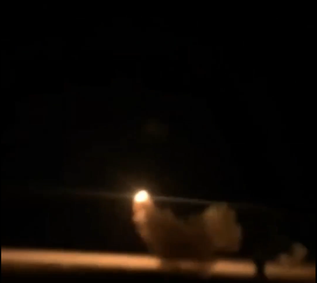 Một giọng nói (có lẽ là của một người quan sát), hét lên một mệnh lệnh. Lúc này, người điều khiển lập tức khai hỏa, tên lửa lao vút lên bầu trời trong một vệt khói. Vài phút sau, một vụ nổ ở xa xuất hiện cho thấy cú đánh trúng từ hệ thống 9K38 Igla. Ảnh: @Osinttechnical.