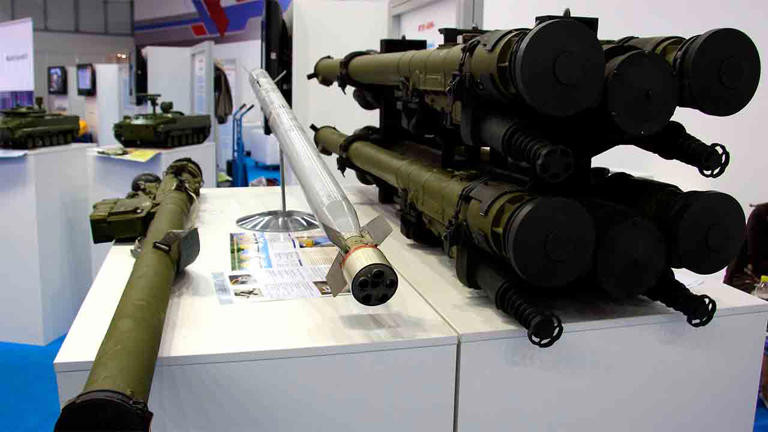 Với tầm bắn tối đa 5,2 km, 9K38 Igla có thể tấn công các mục tiêu di chuyển với tốc độ lên đến 1.200 km/giờ. Bộ tìm kiếm mục tiêu hồng ngoại băng tần kép tăng cường của 9K38 Igla có khả năng phân biệt mục tiêu với mồi nhử, mặc dù nó vẫn dễ bị tổn thương trước các biện pháp đối phó tiên tiến như pháo sáng, hoặc máy gây nhiễu hồng ngoại. Ảnh: @MSN.