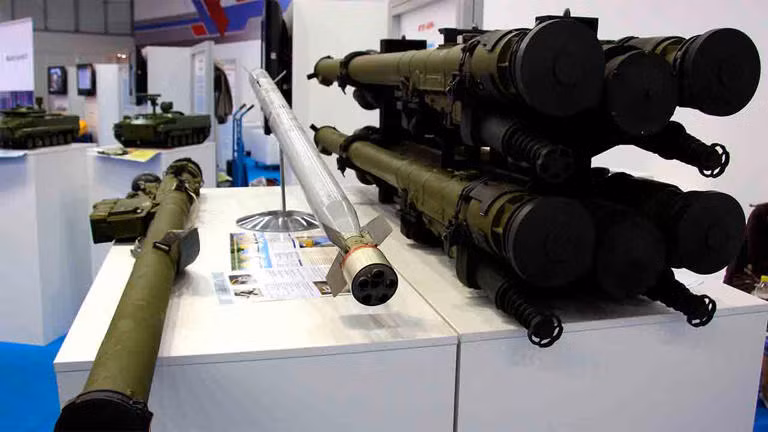 Với tầm bắn tối đa 5,2 km, 9K38 Igla có thể tấn công các mục tiêu di chuyển với tốc độ lên đến 1.200 km/giờ. Bộ tìm kiếm mục tiêu hồng ngoại băng tần kép tăng cường của 9K38 Igla có khả năng phân biệt mục tiêu với mồi nhử, mặc dù nó vẫn dễ bị tổn thương trước các biện pháp đối phó tiên tiến như pháo sáng, hoặc máy gây nhiễu hồng ngoại. Ảnh: @MSN.