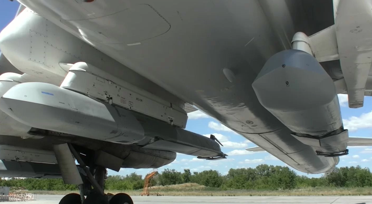 Dài 7,45 mét và nặng khoảng 2.400 kg, tên lửa hành trình Kh-10 mang theo đầu đạn nổ mạnh nặng tới 400 kg. Được phóng từ các bệ phóng trên máy bay ném bom Tupolev Tu-95MS hoặc Tu-160, Kh-101 có tầm bắn lên tới 4.500 km, cho phép lực lượng Nga tấn công sâu vào lãnh thổ của đối phương từ khoảng cách xa. Ảnh: @MILMAG.