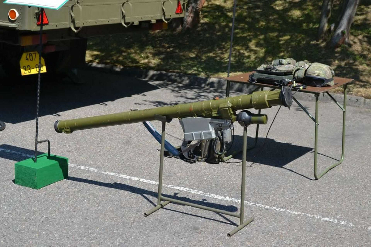 Nặng khoảng 17,6 kg, hệ thống này bao gồm một tên lửa 9M39, một ống phóng, một cơ chế kích hoạt và một máy tính bảng điện tử cầm tay kết nối vận hành để nhắm mục tiêu. Ảnh: @Army Recognition.