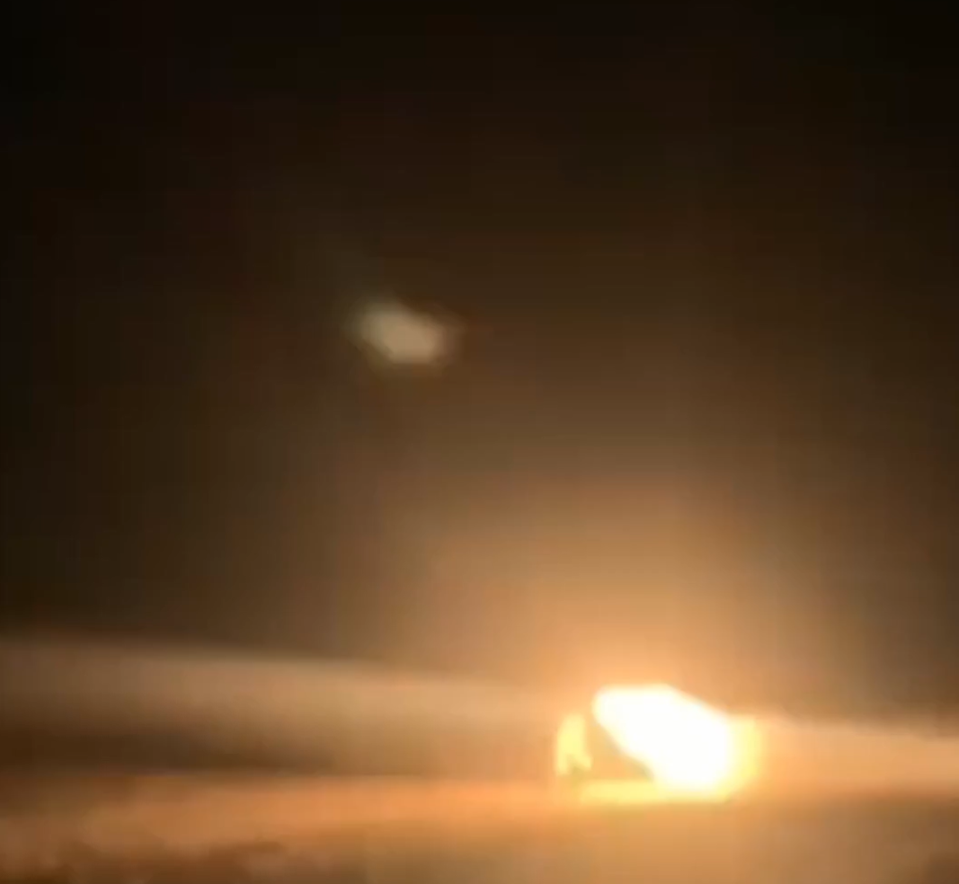 Video cho thấy, một người lính Ukraine đứng trên cánh đồng trống, mang bệ phóng 9K38 Igla trên vai, trong khi tiếng gầm động cơ phản lực tên lửa Kh-101 ngày càng lớn. Ảnh: @Osinttechnical.