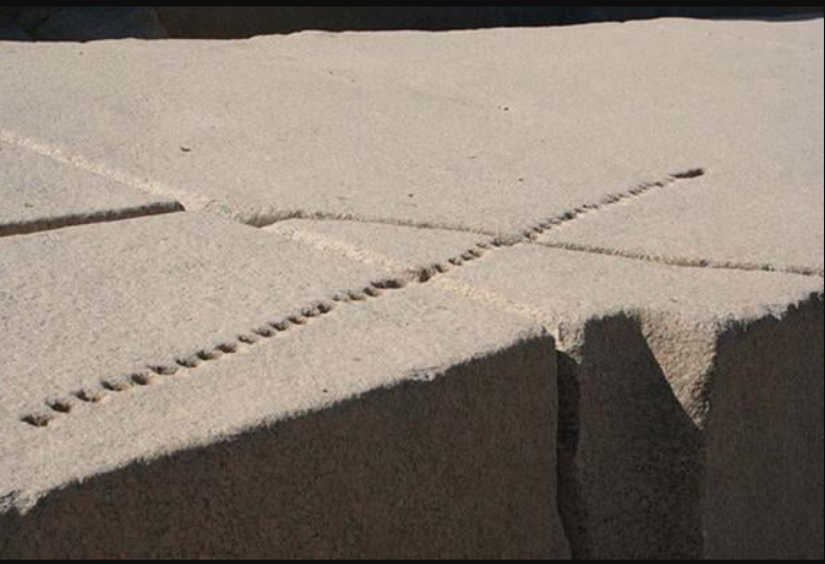 Các chuyên gia khảo cổ đặt ra một số luận thuyết để giải mã cho câu hỏi này. Ảnh: @Glenn Ashton.