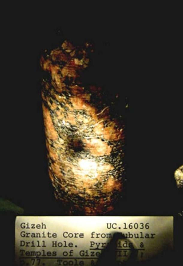 Đầu tiên, người Ai Cập cổ đại sử dụng các công cụ thông thường để khoan lỗ và cắt trên đá granit. Nó được thực hiện bằng các công cụ bằng đồng, đồng thau và gỗ mà thợ nề Ai Cập ngày nay cũng sử dụng để cắt đá granit. Ảnh: @Brien Foerster.