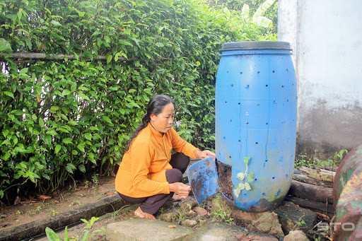 Ngoài ra, bạn có thể ủ phân hữu cơ. Rác thải được cho vào hố ủ (hoặc thùng ủ), có thể trộn thêm chế phẩm sinh học giúp quá trình ủ diễn ra trong thời gian ngắn, phân hủy nhanh bã hữu cơ, khử mùi hôi của rác thải, ức chế và tiêu diệt các vi khuẩn mầm bệnh có hại. Sau đó đậy nắp lại. 