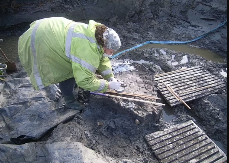 Hố mà những quả trứng được tìm thấy được cho là có mối liên hệ với các nghi lễ hoặc lễ vật liên quan đến khả năng sinh sản và sự tái sinh. Ảnh: @Oxford Archaeology.
