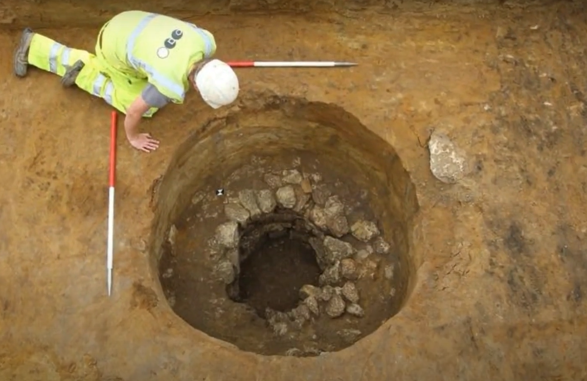 Đó là một kho trứng gà lốm đốm, nằm trong một cái hố của người La Mã cổ đại. Ảnh: @Oxford Archaeology.