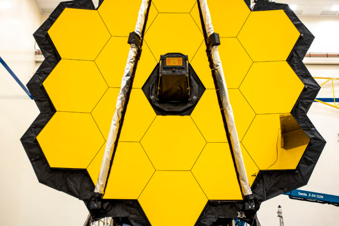 Kính này cũng đã trải qua một loạt các thử nghiệm về cấu trúc để mô phỏng các điều kiện phóng, và môi trường khắc nghiệt của không gian, trước khi được phóng lên vũ trụ vào năm 2021, bắt đầu thu thập dữ liệu vào năm 2022. Ảnh: @Door County Pulse.