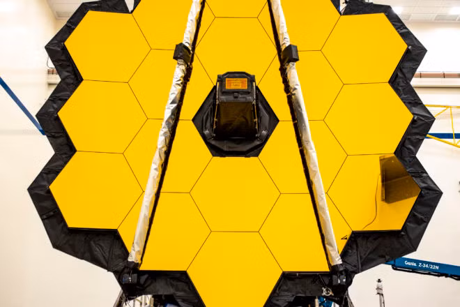 Kính này cũng đã trải qua một loạt các thử nghiệm về cấu trúc để mô phỏng các điều kiện phóng, và môi trường khắc nghiệt của không gian, trước khi được phóng lên vũ trụ vào năm 2021, bắt đầu thu thập dữ liệu vào năm 2022. Ảnh: @Door County Pulse.